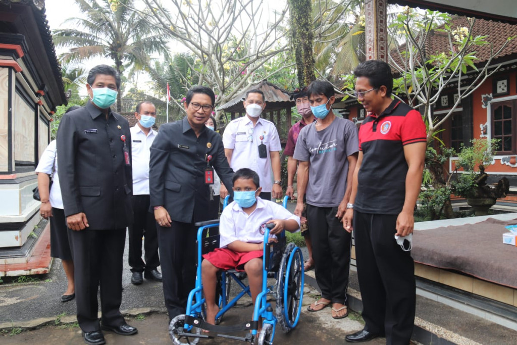 Sekda Adi Arnawa Serahkan Kursi Roda Bagi Penyandang Disabilitas di Punggul